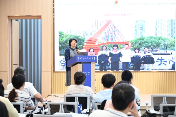 长沙麓山国际实验学校正高级教师、长沙市美术学科带头人刘清峨老师授课中.JPG 长沙麓山国际实验学校正高级教师、长沙市美术学科带头人刘清峨老师授课中.JPG