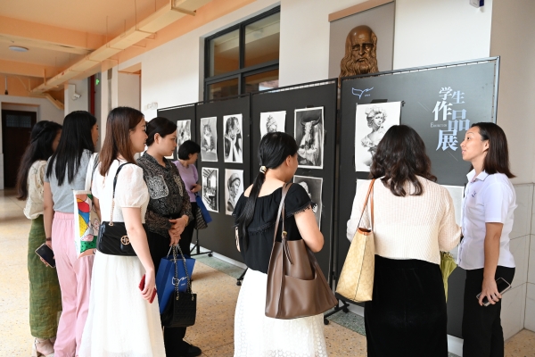 参训学员实地参观师生作品展.JPG 参训学员实地参观师生作品展.JPG