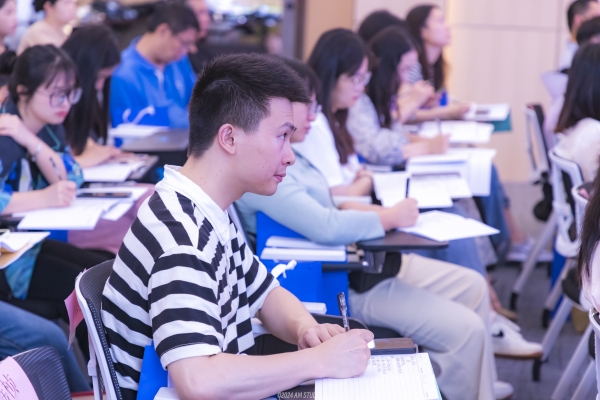 学员认真听讲中.jpg 学员认真听讲中.jpg