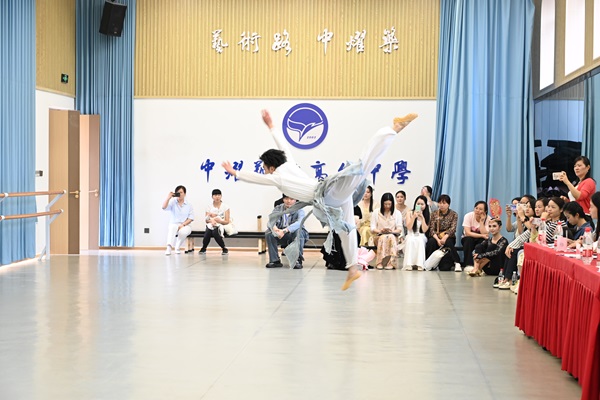 独舞比赛现场.JPG